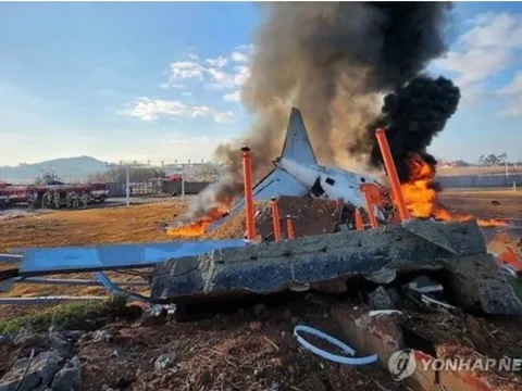 Hé lộ nguyên nhân giúp 2 tiếp viên may mắn sống sót trong vụ tai nạn máy bay ở Hàn Quốc