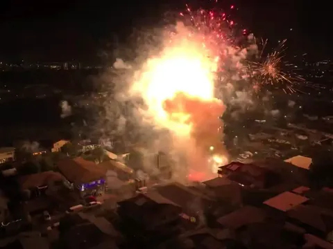 Quả pháo phát nổ trên tay cậu bé 14 tuổi, ít nhất 4 người tử vong, 18 người bị thương