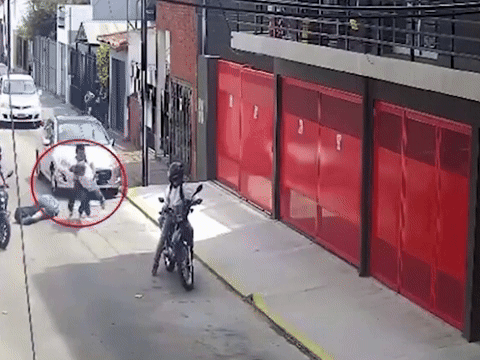 Camera an ninh ghi lại hành động dũng cảm của người công nhân khi "đối đầu" 3 tên cướp