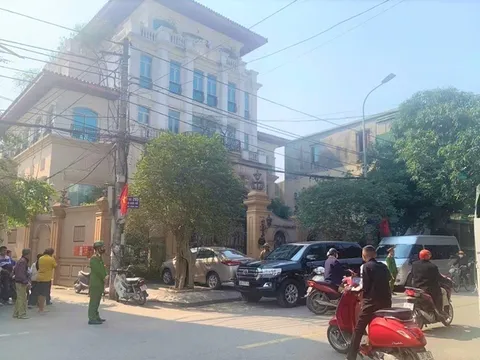 Clip: Rất đông công an đang có mặt tại nhà đại gia xăng dầu ở Nghệ An