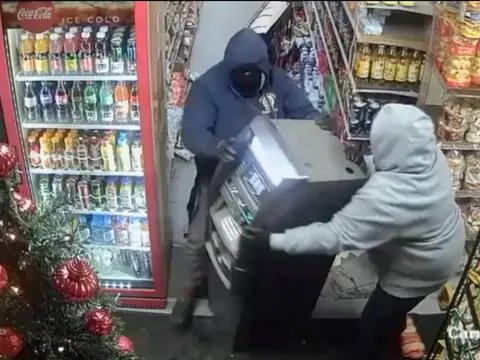 Nhóm cướp táo tợn tấn công hàng chục cửa hàng, "bưng" luôn cả cây ATM