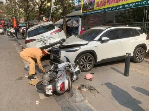 Cận cảnh hiện trường tan hoang vụ ô tô con tông loạt phương tiện trên phố Nguyễn Phong Sắc, Hà Nội