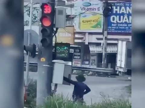 Clip: Ninja bấm điều khiển đèn giao thông khiến người đi đường "loạn nhịp" là ai?