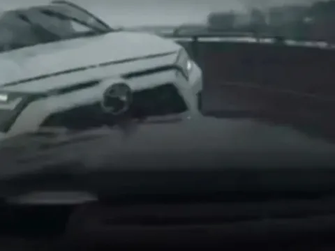 Clip: Tài xế hung hãn lái xe đâm trực diện vào đối phương sau khi xảy ra va chạm nhẹ