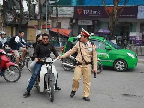 Từ 1/1/2025, mức phạt lỗi đi xe máy không đội mũ bảo hiểm thay đổi ra sao?