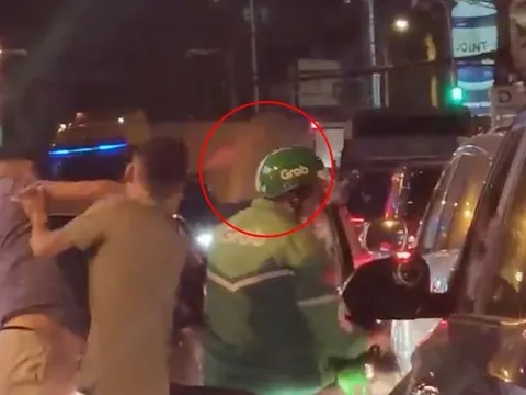 Clip: Bố vợ cùng con rể "song kiếm hợp bích" tấn công tài xế công nghệ khai gì tại cơ quan công an?