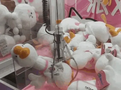 Bé trai 6 tuổi bị thương khi chơi máy gắp thú ở trung tâm thương mại: Bị rò điện?