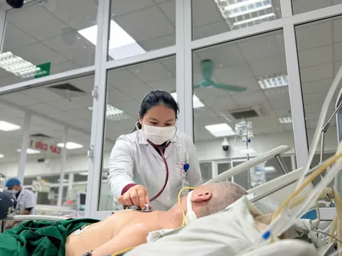 Nhiều người già, trẻ nhỏ nhập viện vì viêm phổi, phải lọc máu, thở máy: Bác sĩ khuyến cáo đặc biệt