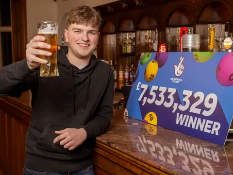 Trúng số 230 tỷ đồng, chàng trai 20 tuổi vẫn bị bố "bắt" đi thông cống