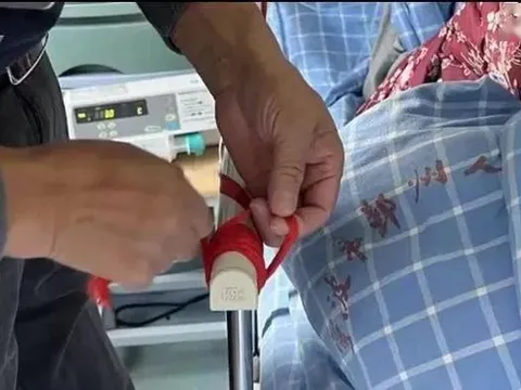 Bức ảnh trên giường bệnh hé lộ mối tình đẹp hơn cổ tích, nhiều người cảm thán đó là tình yêu đích thực thời "ông bà anh"