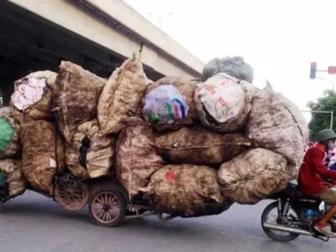 Từ 1/1/2025, người đi xe máy chở hàng cồng kềnh bị phạt tối đa bao nhiêu tiền?