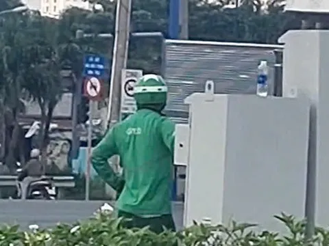 Người đàn ông chỉnh tín hiệu đèn giao thông ở TP. Thủ Đức bị xử phạt hành chính