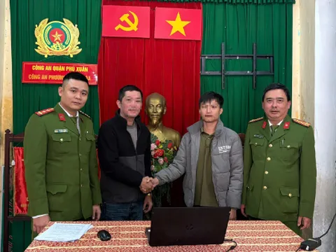 Clip: Ẩu đả sau khi tạt đầu ô tô, hai tài xế bắt tay nhau tại đồn cảnh sát