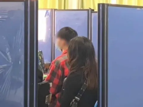 Giáo sư đại học hàng đầu ép thiếu niên 17 tuổi "phục vụ" trong nhà vệ sinh ở trạm xăng, camera thấy rõ sự đồi bại