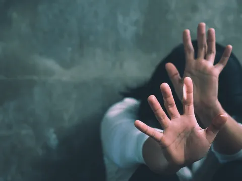 Cô gái bị chính bạn trai cũ giở trò đê hèn, nỗi đau giấu kín mới thật ám ảnh