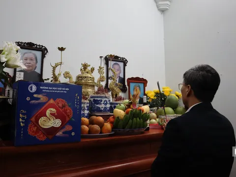 Chủ tịch Hội Luật gia Việt Nam thắp hương tưởng niệm cố Chủ tịch Hội