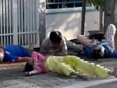 Dựng cây nêu đón Tết, nhiều người nằm vỉa hè la hét, sự thật hãi hùng khi xem camera