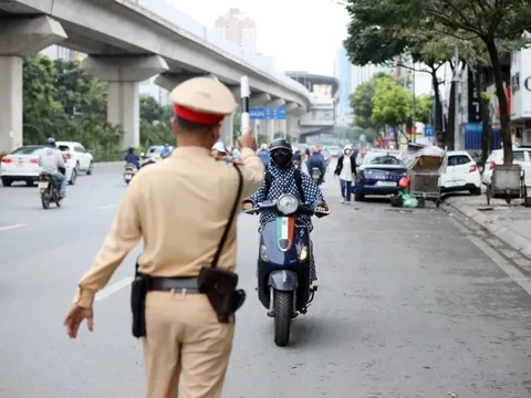 Từ 2025, mức phạt lỗi vượt bên phải với xe máy ai cũng cần biết