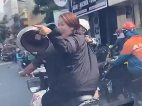 Clip: Trên tay bế con nhỏ, cặp đôi hung hăng dùng mũ bảo hiểm liên tục đập kính ô tô, chửi bới