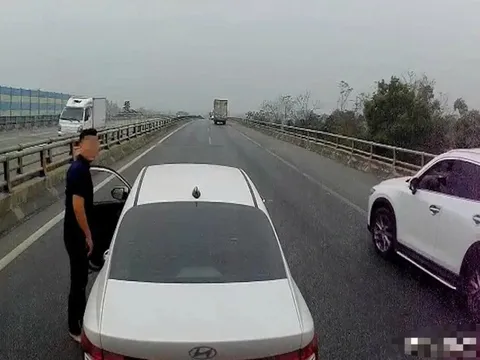 Clip: Tài xế xe con tạt đầu, chèn ép xe khách trên cao tốc Nội Bài - Lào Cai khai gì?