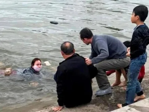 Người phụ nữ lao xuống hồ bất chấp giá rét cứu 3 cháu nhỏ đuối nước