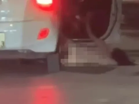 Lời khai bất ngờ của người phụ nữ khỏa thân rơi khỏi xe ô tô đang chạy ở Nghệ An