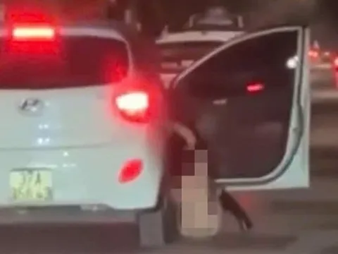 Danh tính cô gái khỏa thân rơi từ ô tô đang chạy xuống đường, hé lộ nguyên nhân ban đầu