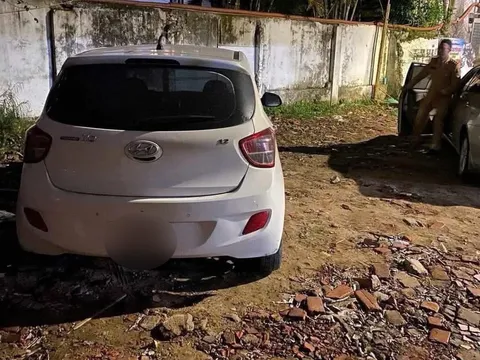 Tài xế ô tô Hyundai i10 khiến cô gái khỏa thân rơi ra khỏi xe là ai?