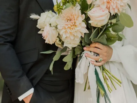 Bất ngờ nguyên nhân cô gái trẻ tấn công hôn thê của mình, liên quan trực tiếp đám cưới