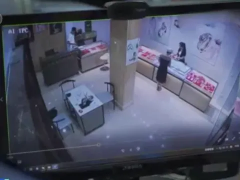 Tiệm vàng vắng khách nhưng đạt doanh thu hơn 34 tỷ đồng/ tháng: Thái độ của nhân viên hé lộ khoảng tối không ngờ