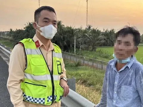 Clip: Khoảnh khắc hãi hùng người đàn ông chui qua cửa taxi trên cao tốc, danh tính và sức khỏe gât bất ngờ