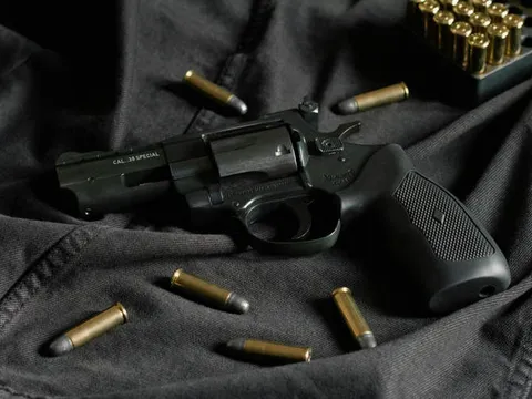 Trò đùa tử thần: Bắn chết bạn vì muốn "thử thách khả năng né đạn"