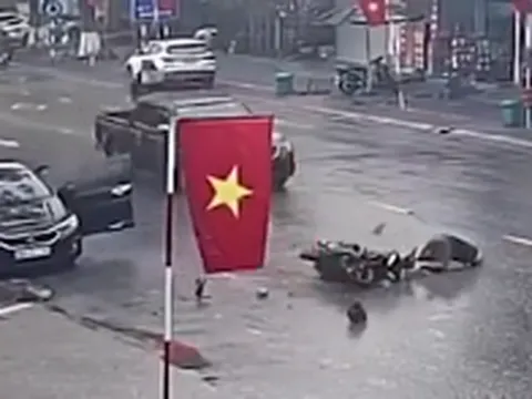 Clip: Bủn rủn khoảnh khắc ô tô mở cửa bất cẩn khiến xe máy văng vào trước đầu xe bán tải, cú bẻ lái mới thật vô giá