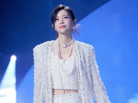 Khoảnh khắc nữ ca sĩ xinh đẹp bất ngờ ngã quỵ giữa concert, phải rời sân khấu bằng cáng cứu thương