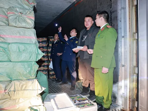 Rùng mình hơn 9.000 gói lạp xưởng không rõ xuất xứ suýt bị tuồn ra thị trường