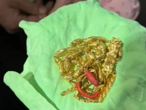 Hơn 100 gram vàng nằm trong túi rác nhiều ngày, cả gia đình tái mặt khi biết sự thật