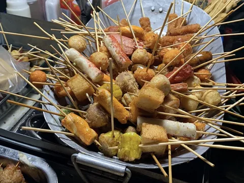 Không găng tay, không che đậy thức ăn: Quán vỉa hè có thể bị xử phạt ra sao?