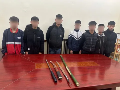 Mang hung khí đi “giải quyết mâu thuẫn” ở hội chợ xuân, nhóm thanh thiếu niên bỏ chạy khi thấy công an