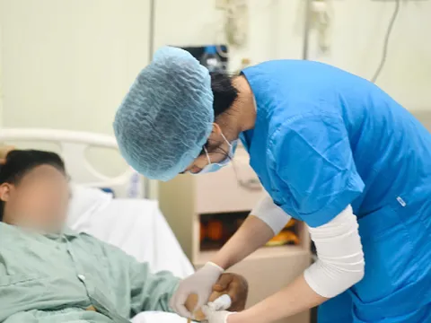 Tai nạn khi chặt thịt gà ngày giáp Tết: Dao trượt, người đàn ông suýt mất ngón tay