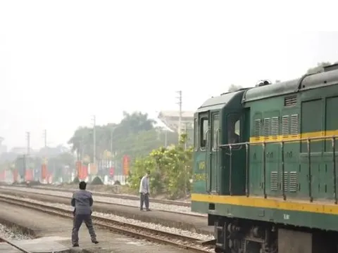 Video: Thót tim khoảnh khắc sinh tử trên đường ray, người đàn ông thoát chết trong gang tấc