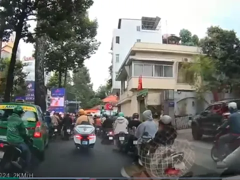 Sản phụ đau dồn dập giữa phố đông ngày cuối năm, tài xế vượt 6km đến viện trong 5 phút nhờ tín hiệu này