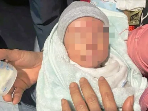 Nhói lòng lời nhắn viết vội của người mẹ bỏ con trước cửa nhà dân