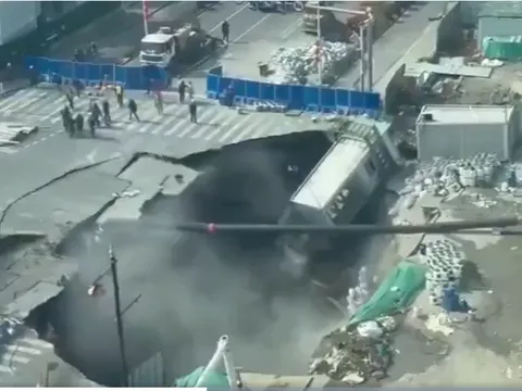 Khoảnh khắc "hố tử thần” bất ngờ xuất hiện tại công trường metro, nhiều tài sản bị cuốn trôi