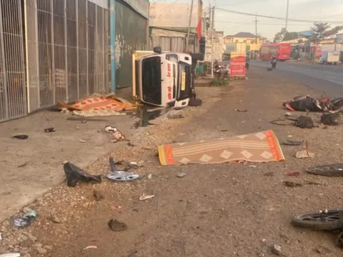 Va chạm lúc rạng sáng, xe tải tông trúng 2 xe máy khiến 3 người thương vong