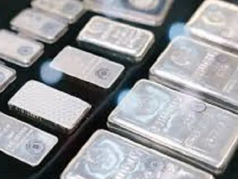 7kg bạc "bơ vơ" trước cổng tòa nhà, camera hé lộ diễn biến bất ngờ