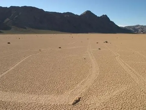 Bí ẩn chưa có lời giải về những tảng “đá biết đi”