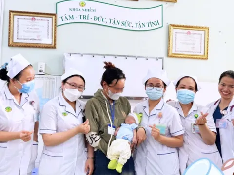 Bé trai điều trị trong viện suốt 2 tháng không người thân, cha mẹ xuất hiện phút cuối và nói rõ lý do ai nghe cũng xúc động