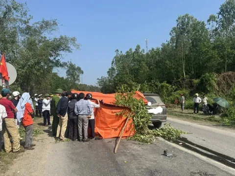 Ô tô tông xe máy chở 4 người ở Quảng Trị, hậu quả đau lòng