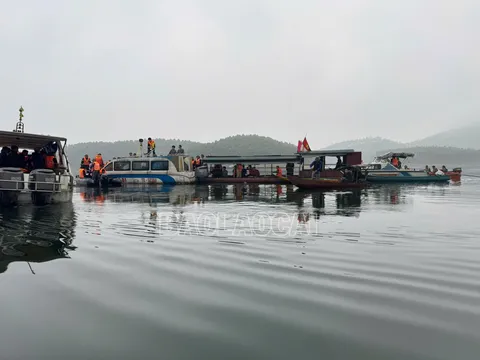 Cập nhật nóng sáng 22/2 vụ chìm tàu hồ Thác Bà: Phát hiện thêm nạn nhân, hiện trường nhiều trở ngại