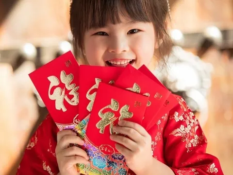 Đi làm cả năm, Tết lì xì mỗi cháu 20 nghìn, mở bao lì xì của chị gái tôi ôm mặt khóc